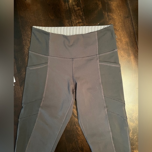 Lululemon women’s workout 3/4 pants - Picture 3 of 4